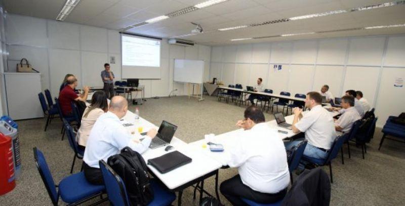LÍDERES DE TIC SE REÚNEM EM CURITIBA PARA DISCUTIR FOMENTO E SUPORTE AO SETOR NO ESTADO